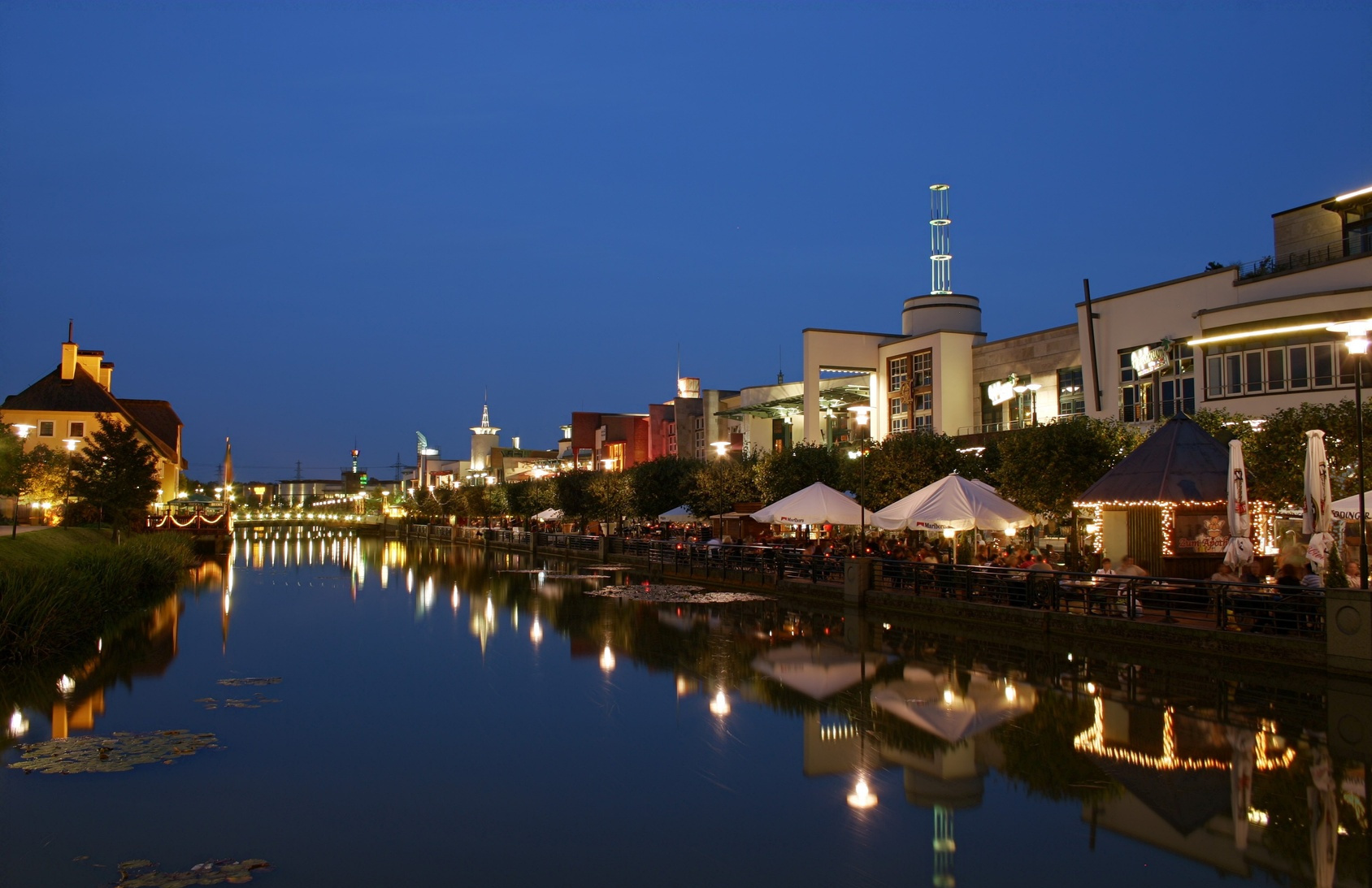 Centro-Promenade Oberhausen abends; Wirtschaftsdetektei Oberhausen, Wirtschaftsdetektiv Oberhausen, Privatermittler Oberhausen