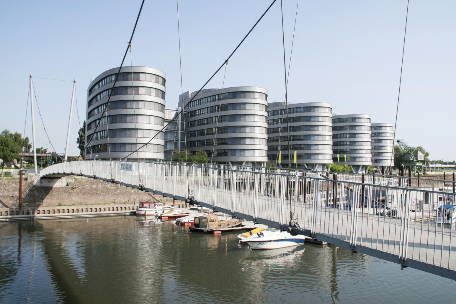 Five Boats Offices im Duisburger Innenhafen beleuchtet bei Nacht; Kurtz Detektei Duisburg Mitarbeiterüberprüfung